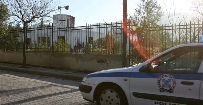 Σύρος: Εμπρηστική επίθεση σε περιπολικό από τρεις ανήλικους